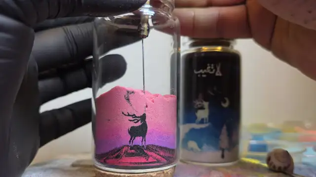 لنتعرف علي فن الرسم بالرمال 😍